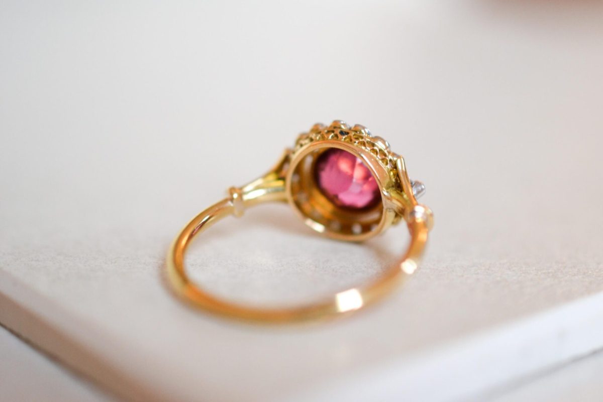bague fleur en or jaune ornee d une tourmaline en serti clos dans un entourage de diamants taille en rose - bague vintage