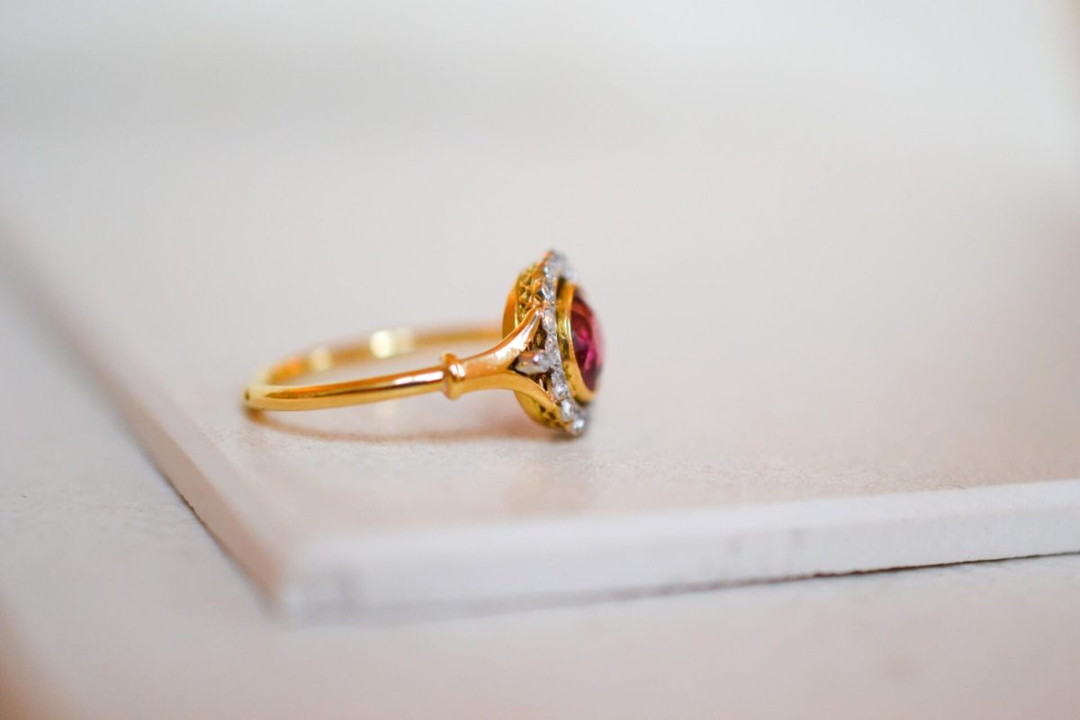 bague fleur en or jaune ornee d une tourmaline en serti clos dans un entourage de diamants taille en rose - bague femme
