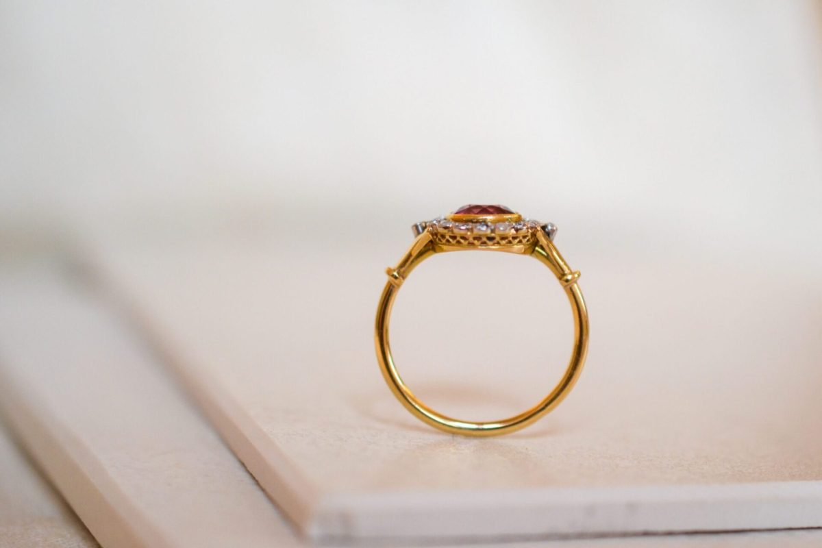 bague fleur en or jaune ornee d une tourmaline en serti clos dans un entourage de diamants taille en rose - bague de fiancailles