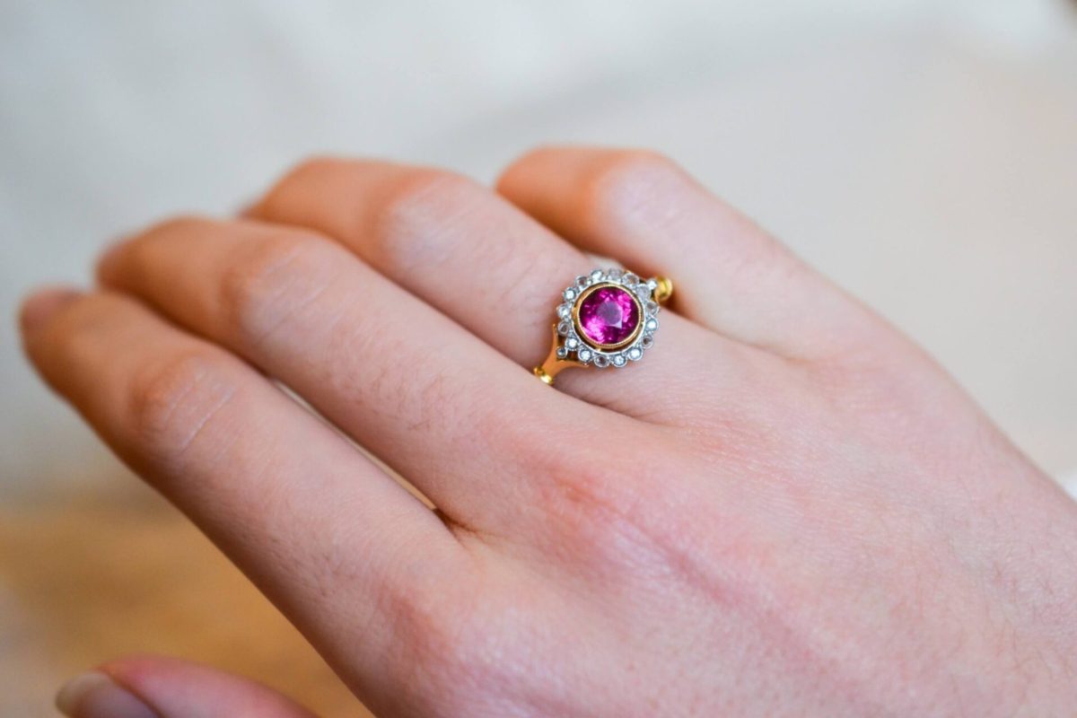bague fleur en or jaune ornee d une tourmaline en serti clos dans un entourage de diamants taille en rose - bague de seconde main