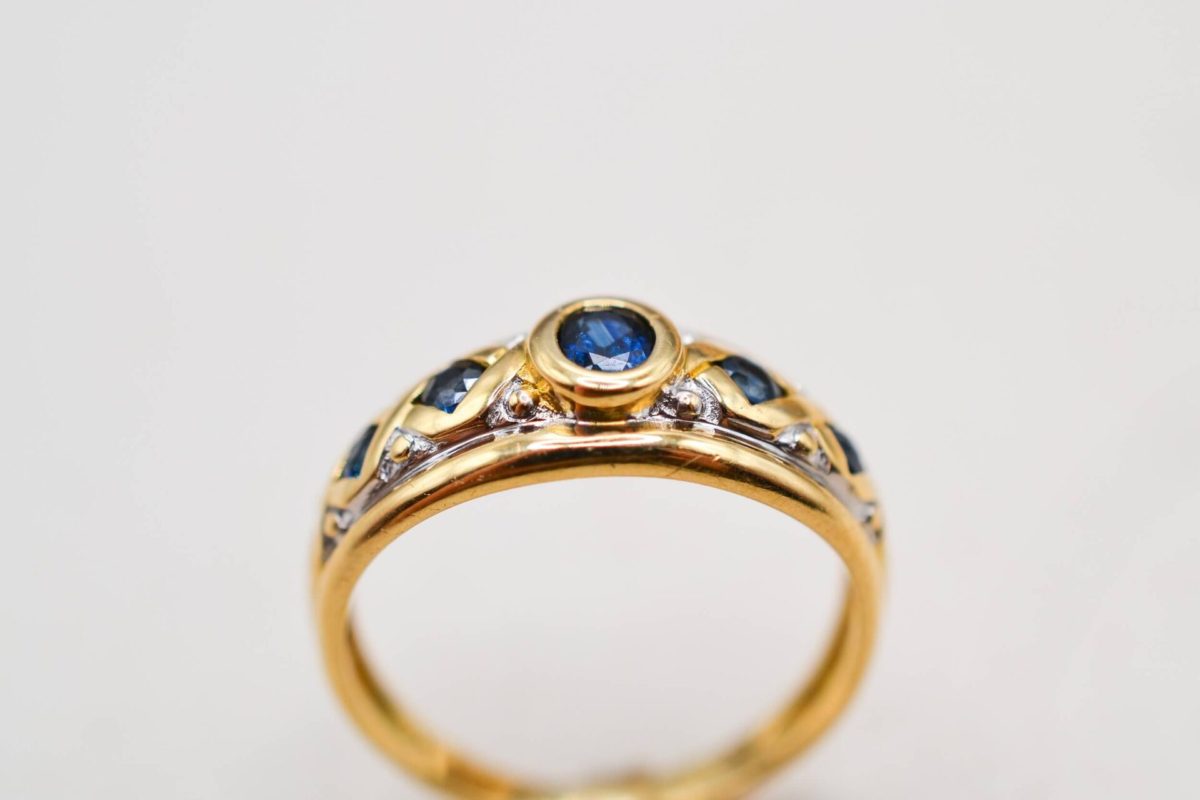 Bague bandeau 2 Ors a decor de quadrilles ornees de saphirs et centree d un saphir ovale facette - bague eco responsable