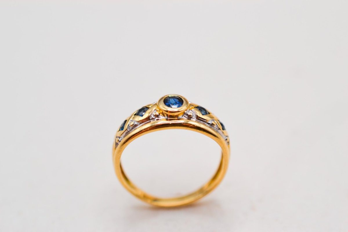 Bague bandeau 2 Ors a decor de quadrilles ornees de saphirs et centree d un saphir ovale facette - bague mariage