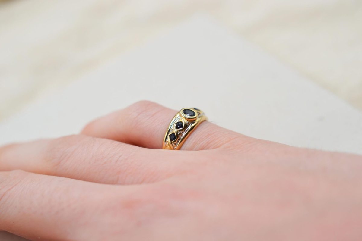 Bague bandeau 2 Ors a decor de quadrilles ornees de saphirs et centree d un saphir ovale facette - bague de fiancailles