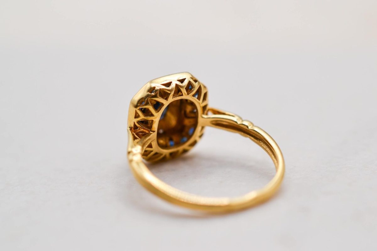 bague octogonale en or jaune sertie de saphirs et diamants - bague femme
