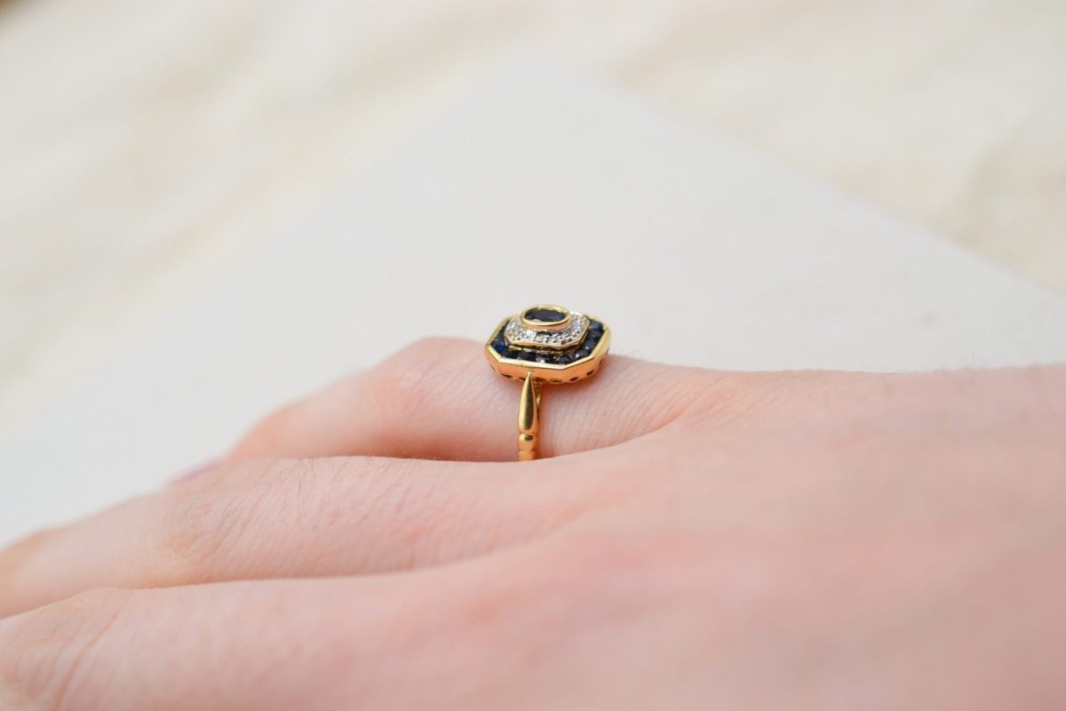 bague octogonale en or jaune sertie de saphirs et diamants - bague mariage