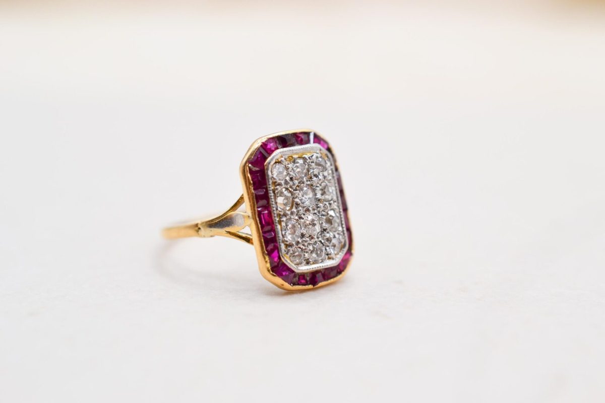 bague rectangulaire a pans coupes pavee de diamants et sertie de rubis - bague vintage