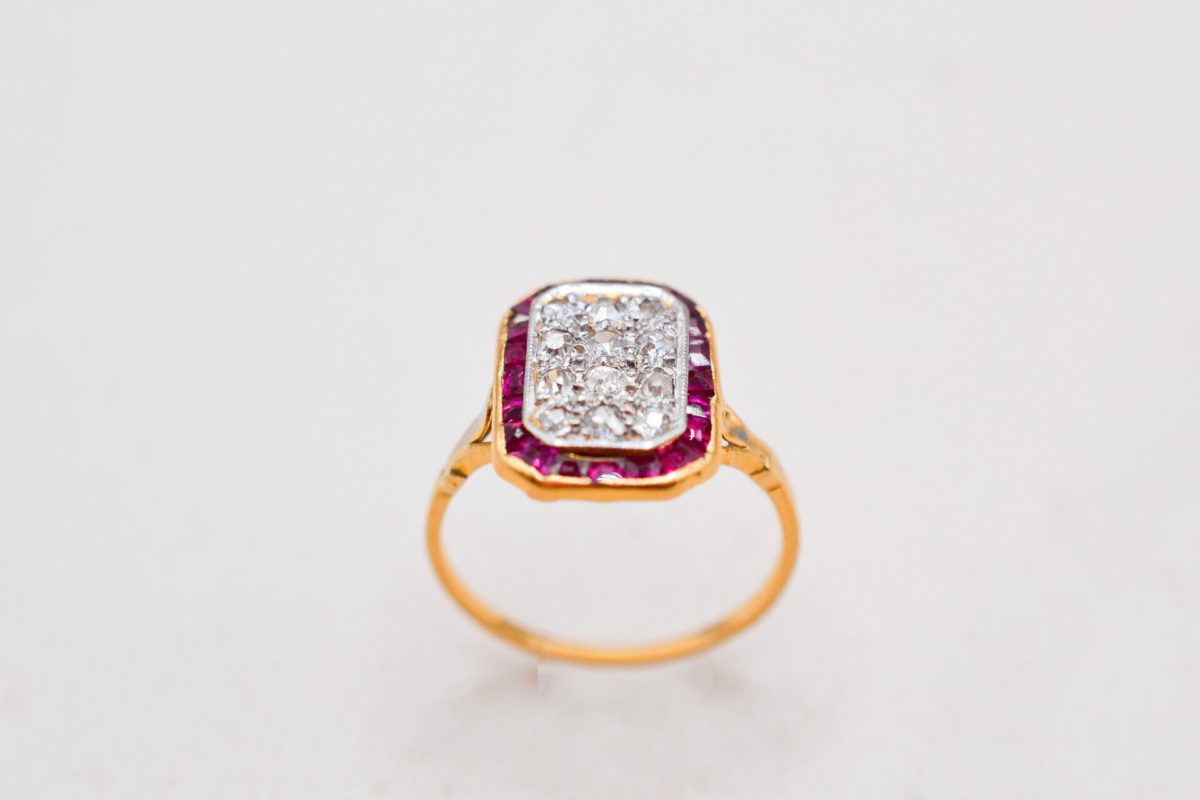 bague rectangulaire a pans coupes pavee de diamants et sertie de rubis - bague eco responsable