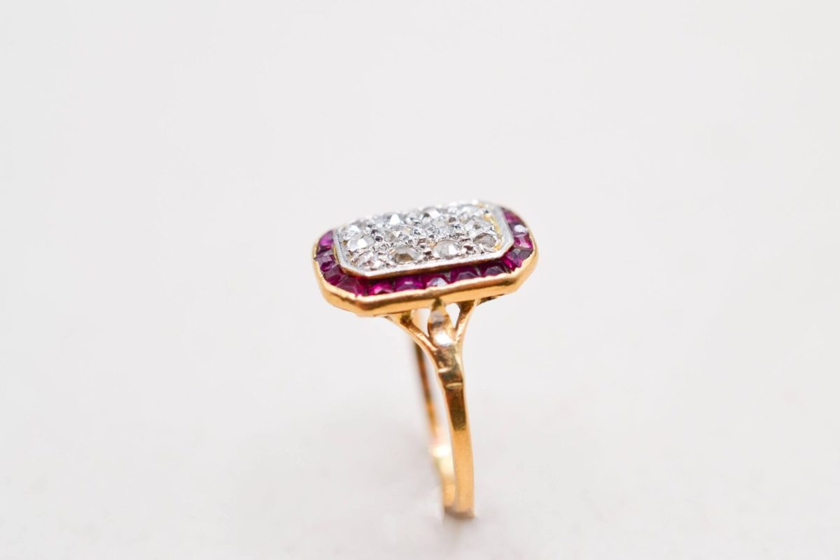 bague rectangulaire a pans coupes pavee de diamants et sertie de rubis - bague de fiancailles