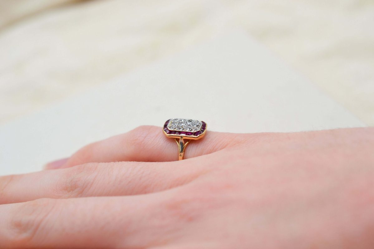 bague rectangulaire a pans coupes pavee de diamants et sertie de rubis - bague mariage