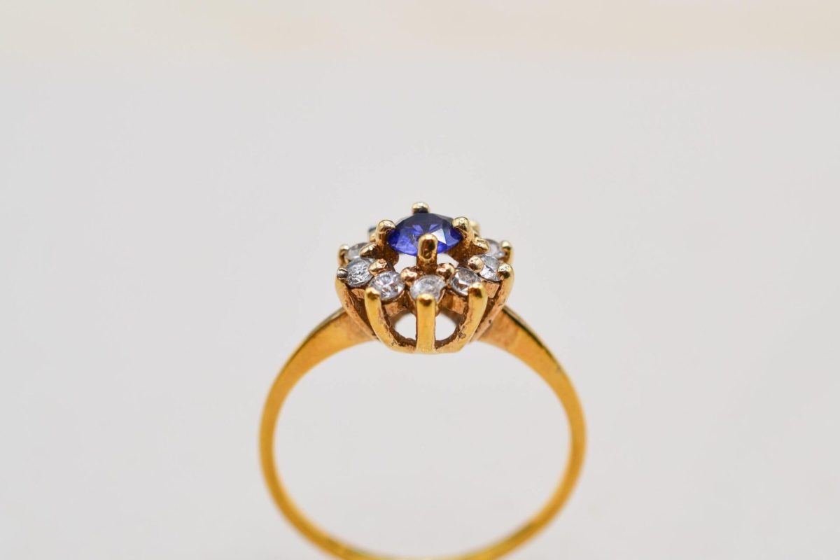 bague marguerite en or jaune centree d un saphir de synthese dans un entourage d oxydes - bague de seconde main