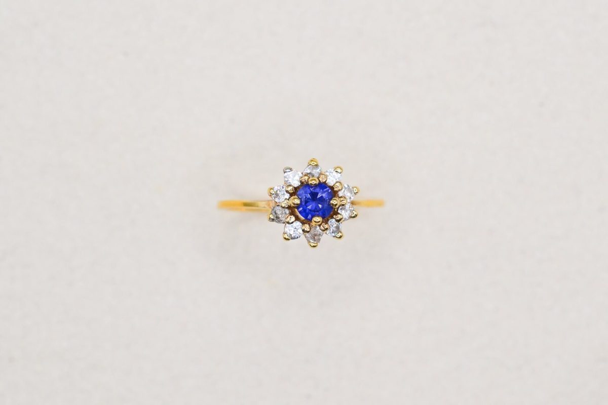 bague marguerite en or jaune centree d un saphir de synthese dans un entourage d oxydes - bague femme