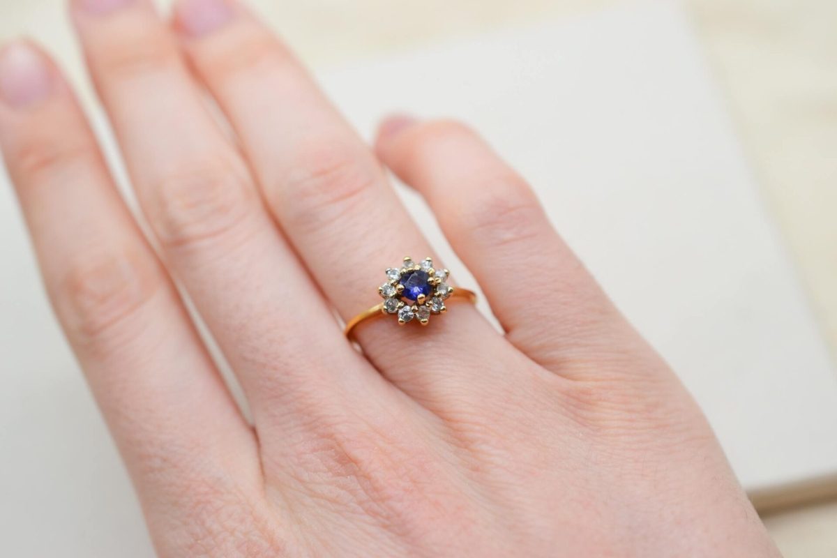 bague marguerite en or jaune centree d un saphir de synthese dans un entourage d oxydes - bague mariage