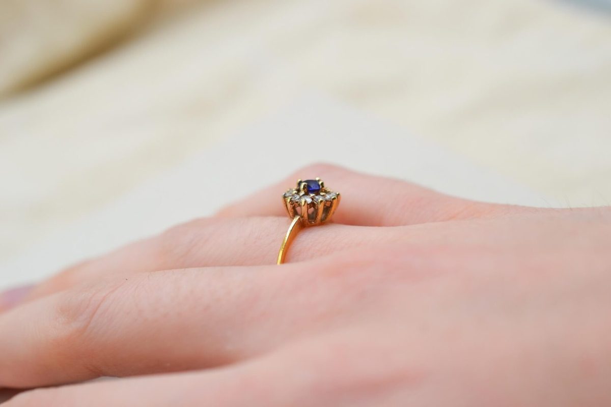 bague marguerite en or jaune centree d un saphir de synthese dans un entourage d oxydes - bague de fiancailles