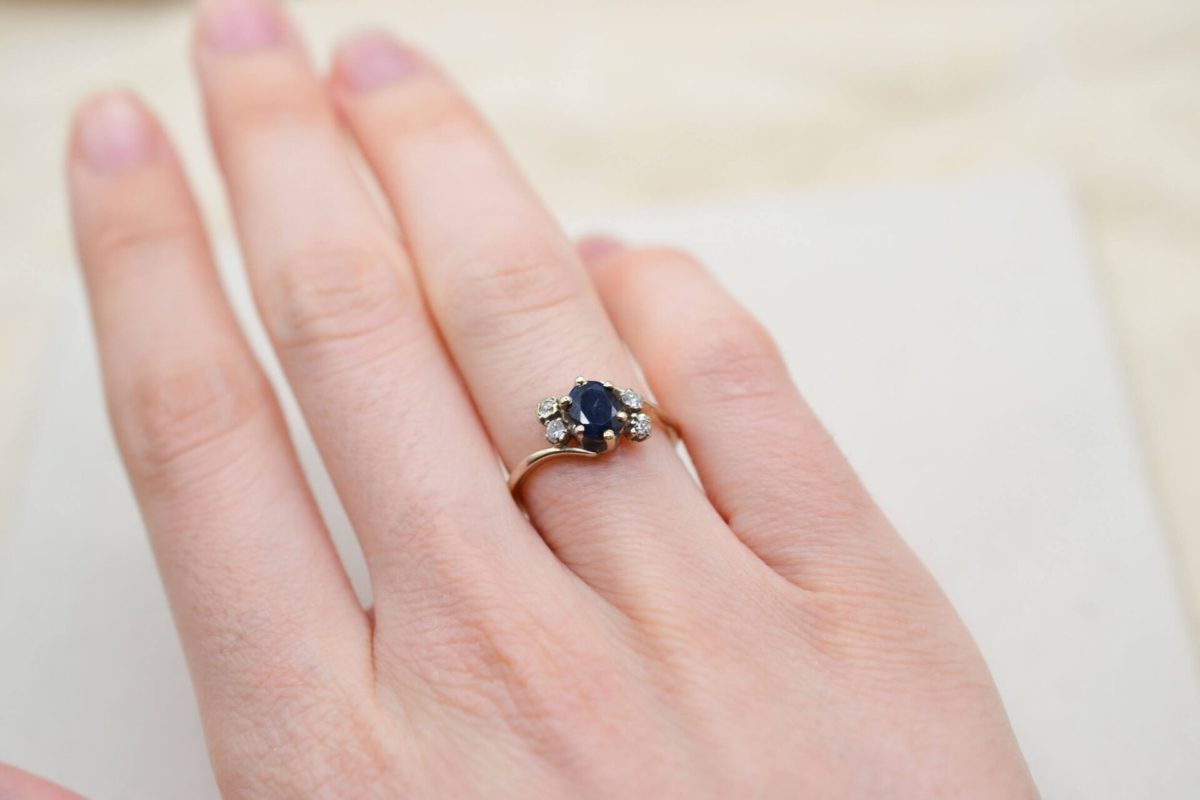 bague tourbillon en or blanc centree d un saphir de taille ovale epaule de diamants - bague de fiancailles