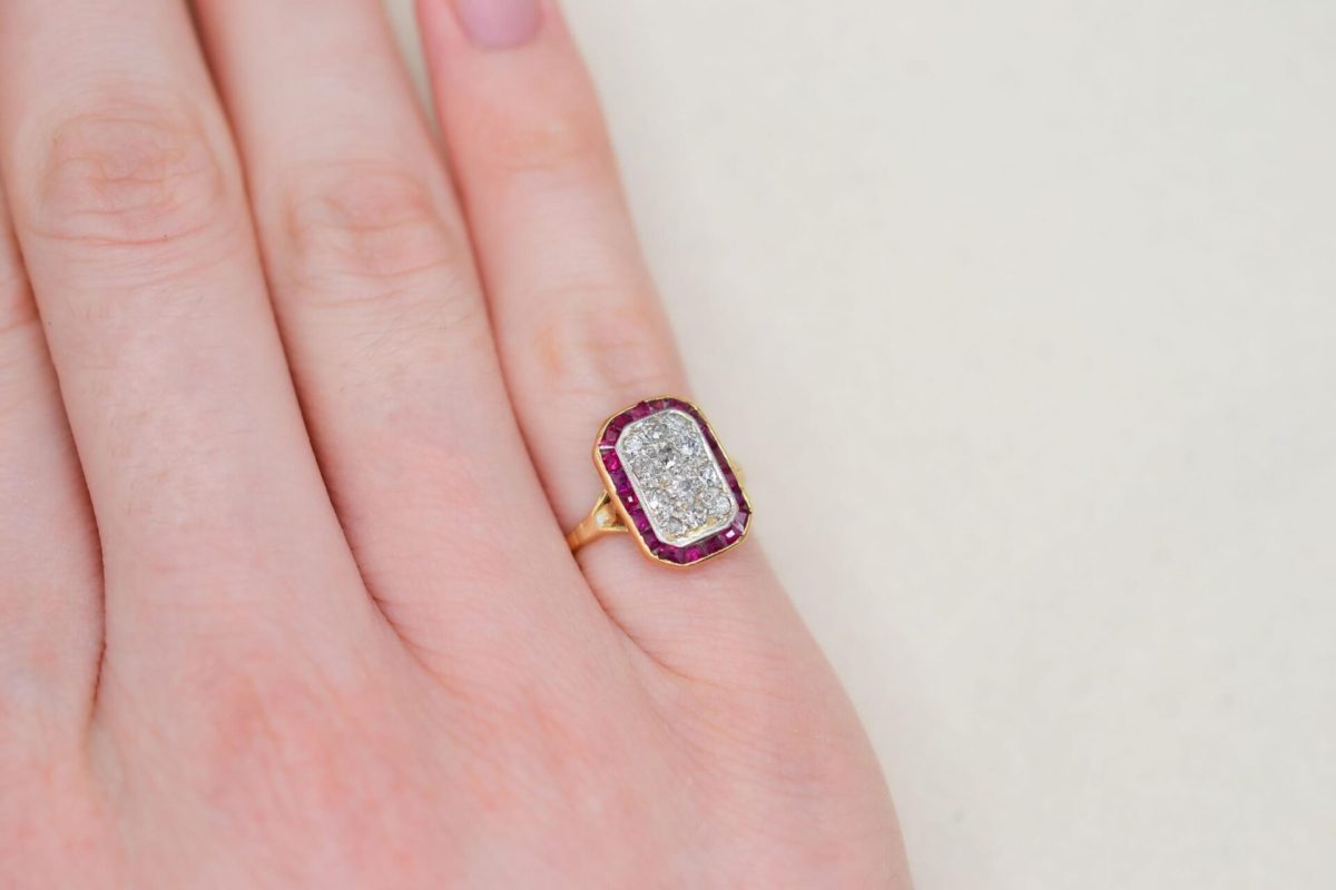 bague rectangulaire a pans coupes pavee de diamants et sertie de rubis - bague femme