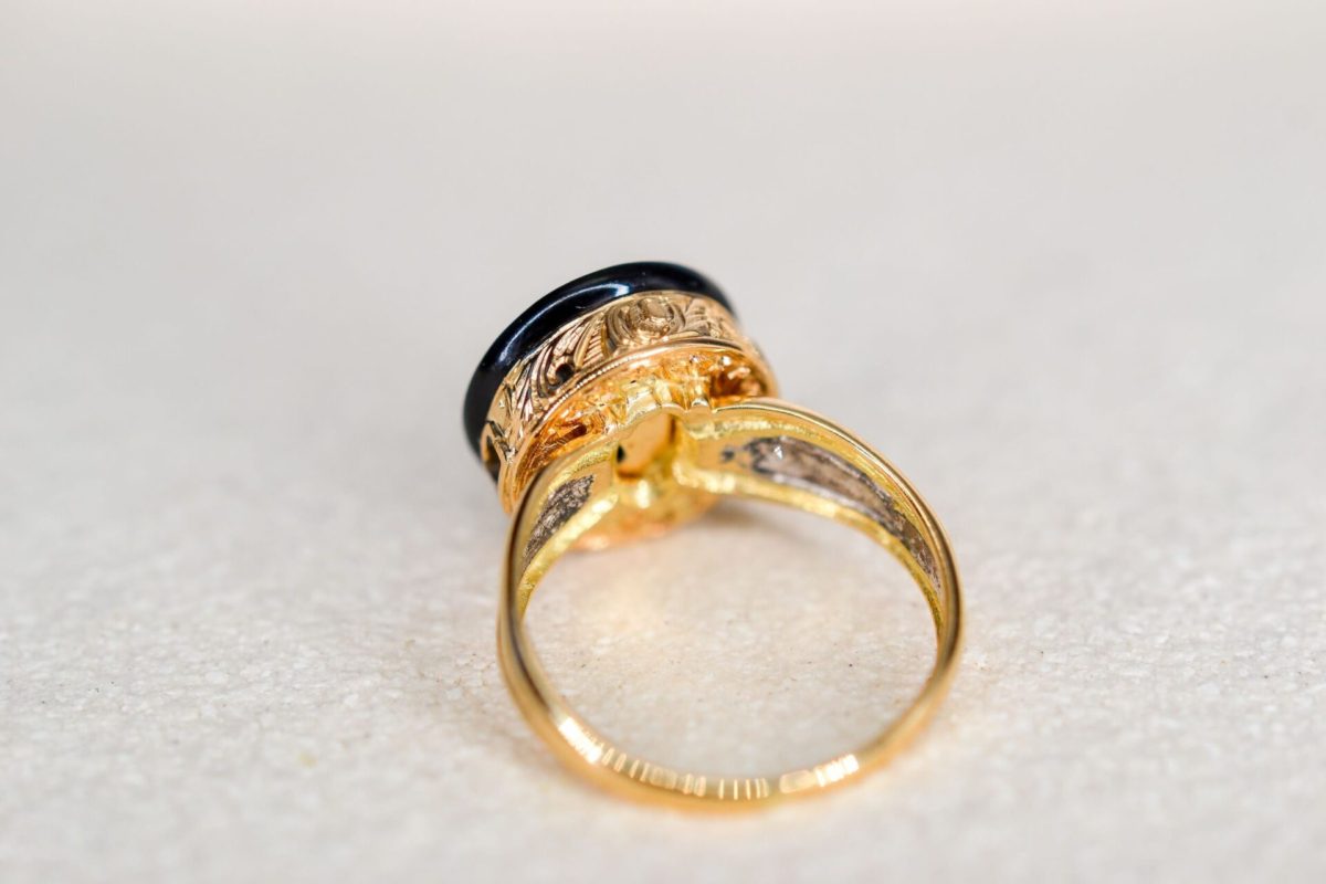 bague de petit doigt ciselee en or jaune centree d une plaque d onyx ronde agrementee d un decor floral serti de diamants de taille rose - bague femme