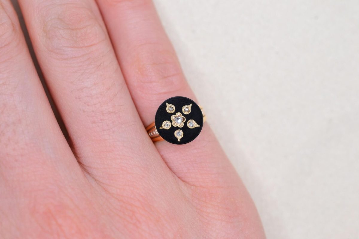 bague de petit doigt ciselee en or jaune centree d une plaque d onyx ronde agrementee d un decor floral serti de diamants de taille rose - bague de seconde main