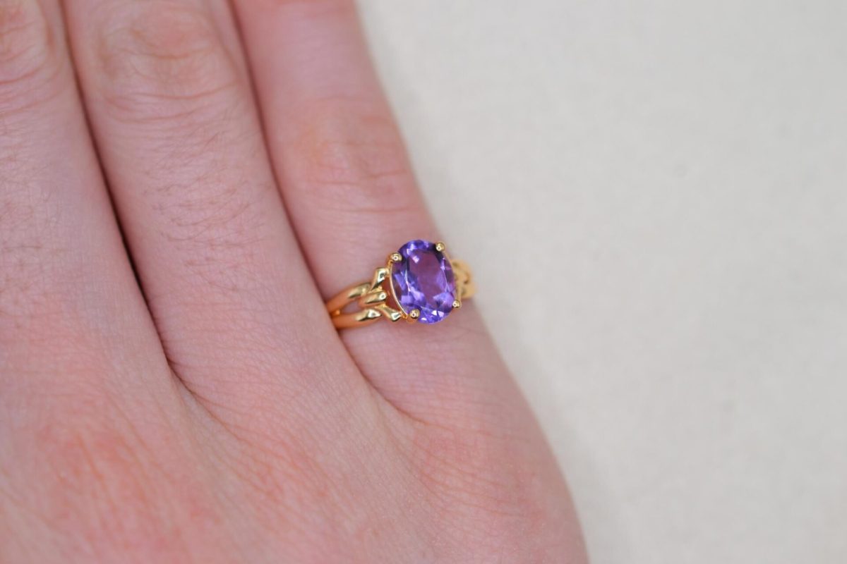 bague en or jaune sertie d une amethyste - bague de fiancailles