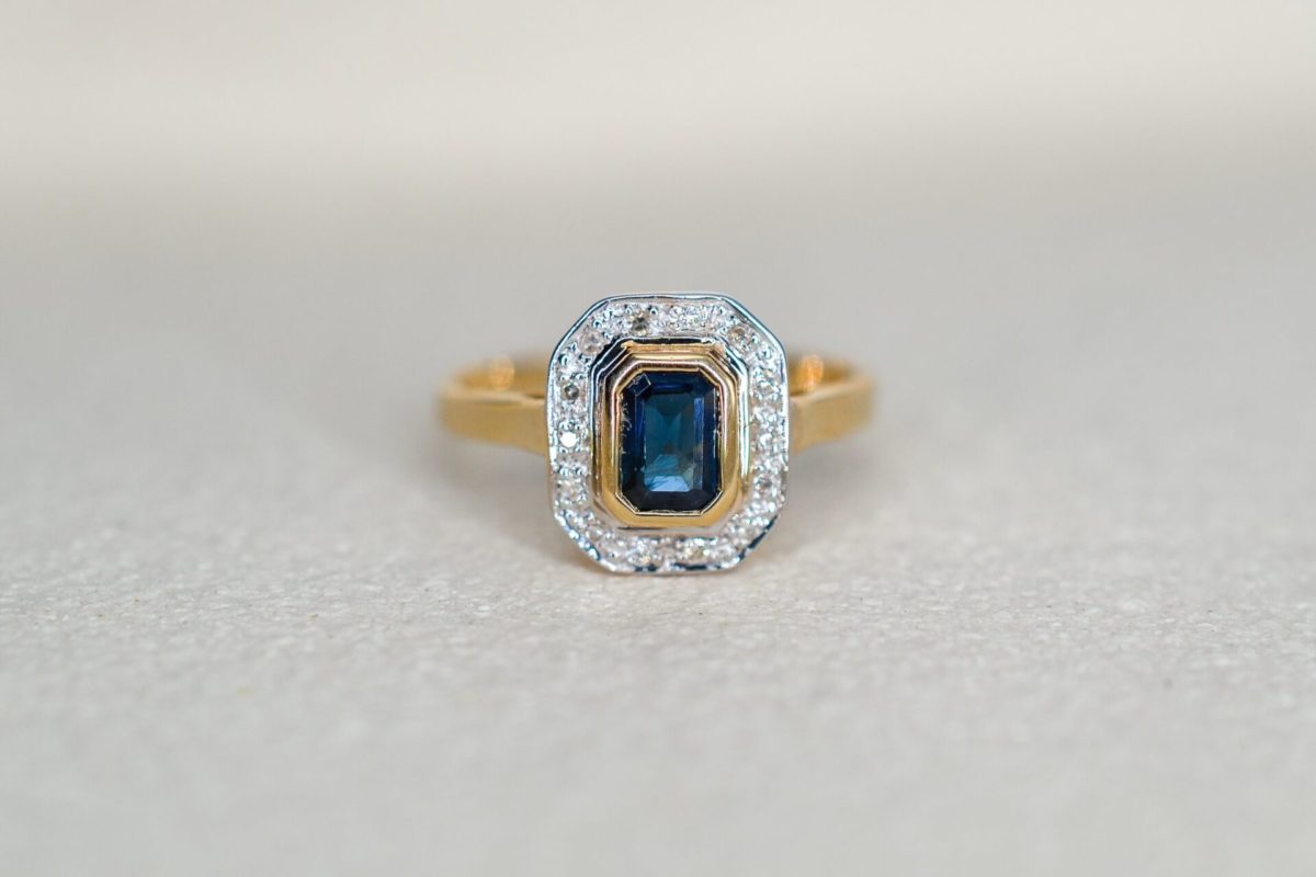 bague octogonale en or jaune et or blanc sertie d un saphir entoure de diamants - bague ancienne