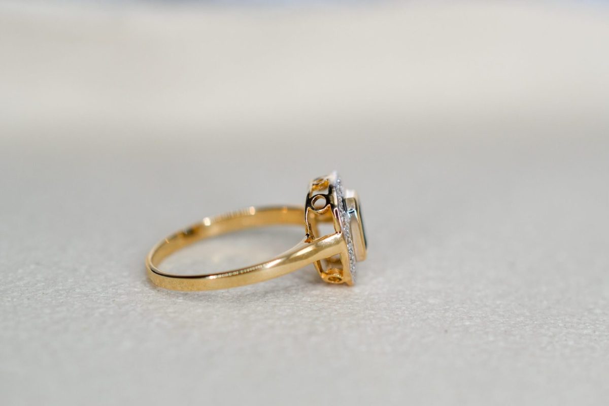 bague octogonale en or jaune et or blanc sertie d un saphir entoure de diamants - bague vintage