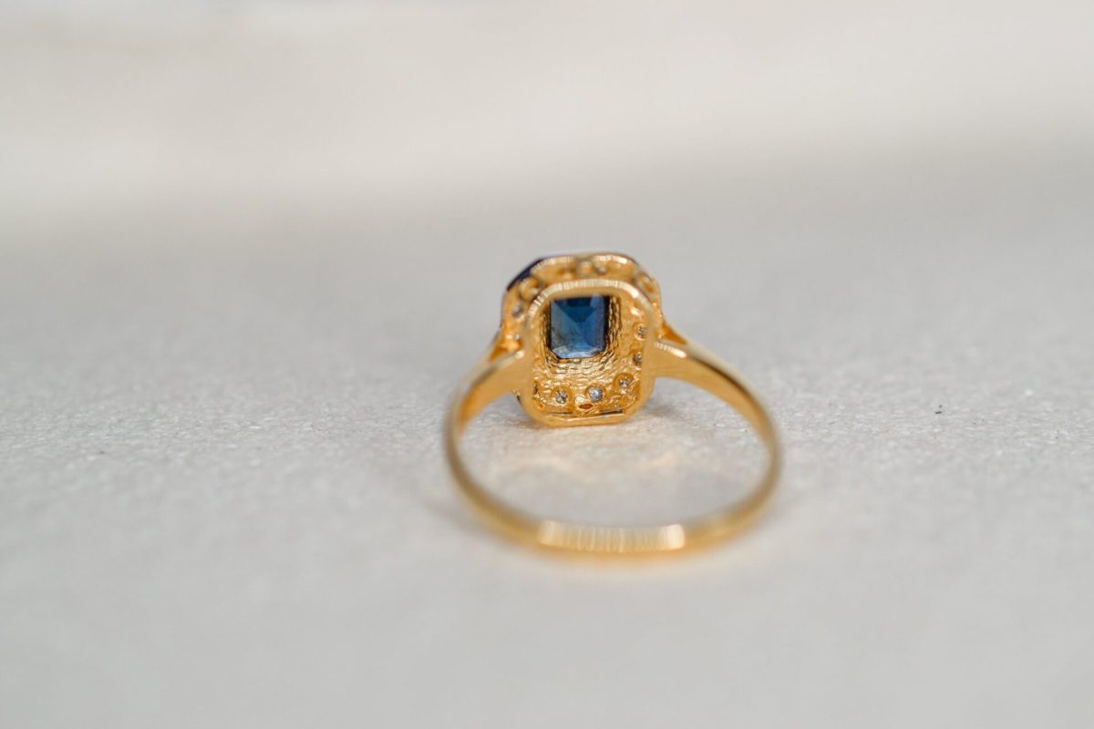 bague octogonale en or jaune et or blanc sertie d un saphir entoure de diamants - bague de seconde main