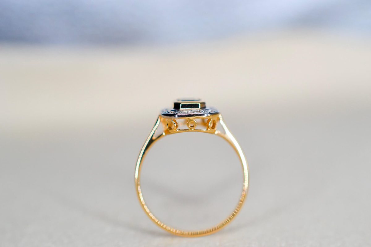 bague octogonale en or jaune et or blanc sertie d un saphir entoure de diamants - bague retro