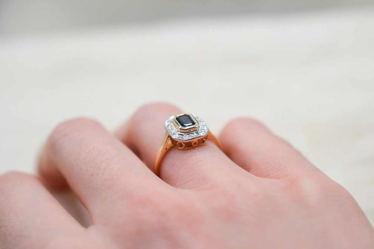 bague octogonale en or jaune et or blanc sertie d un saphir entoure de diamants - bague de fiancailles