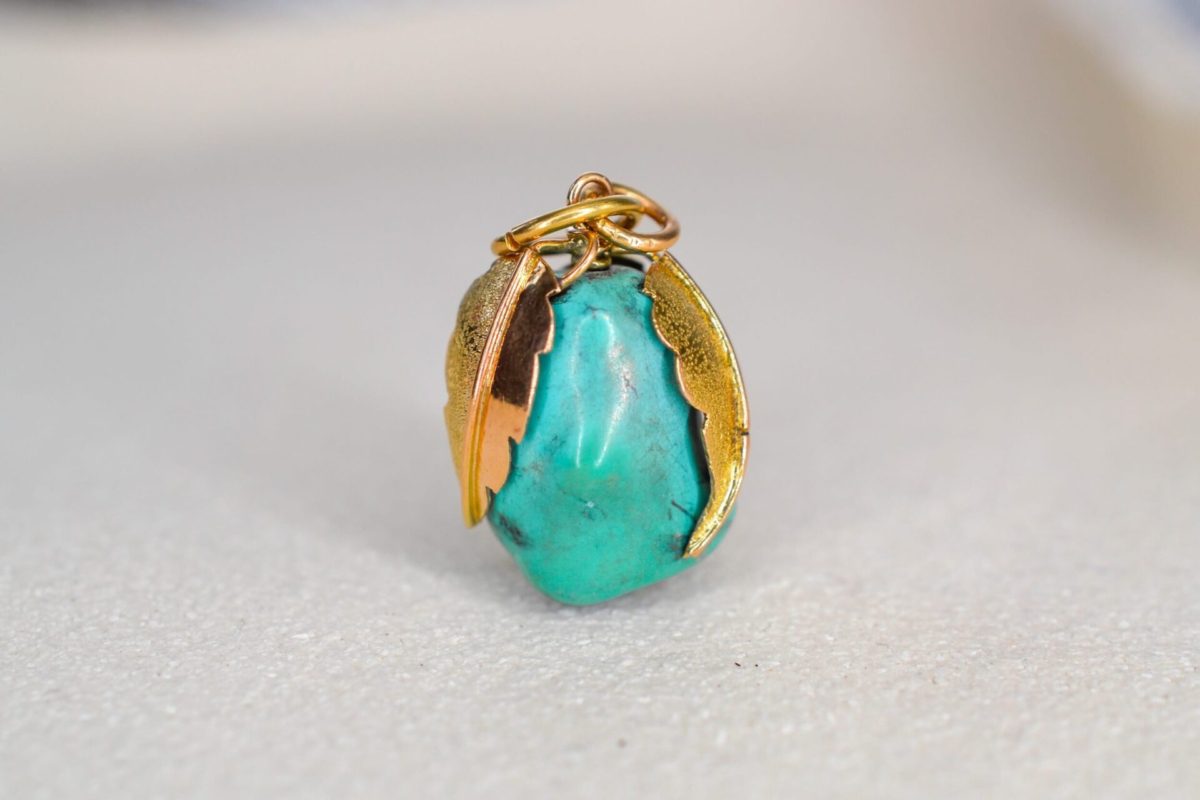 pendentif en forme de fruit decore d une turquoise - pendentif ancien