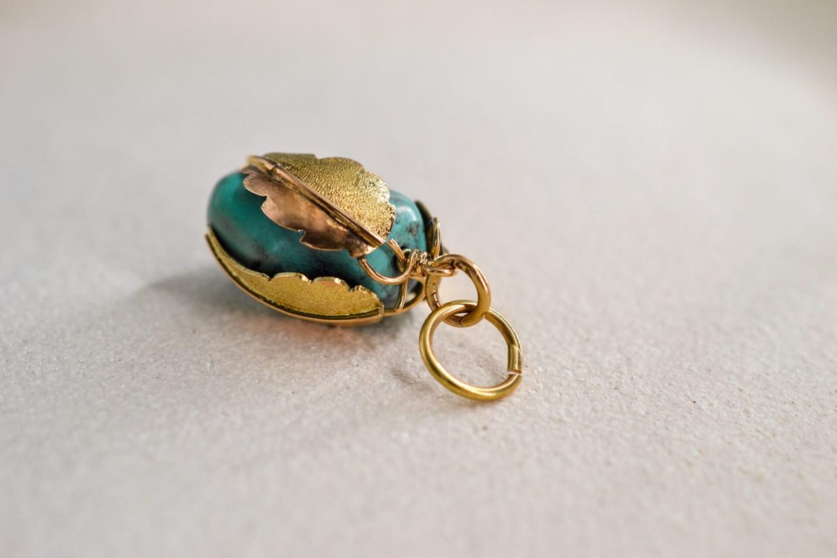 pendentif en forme de fruit decore d une turquoise - pendentif femme