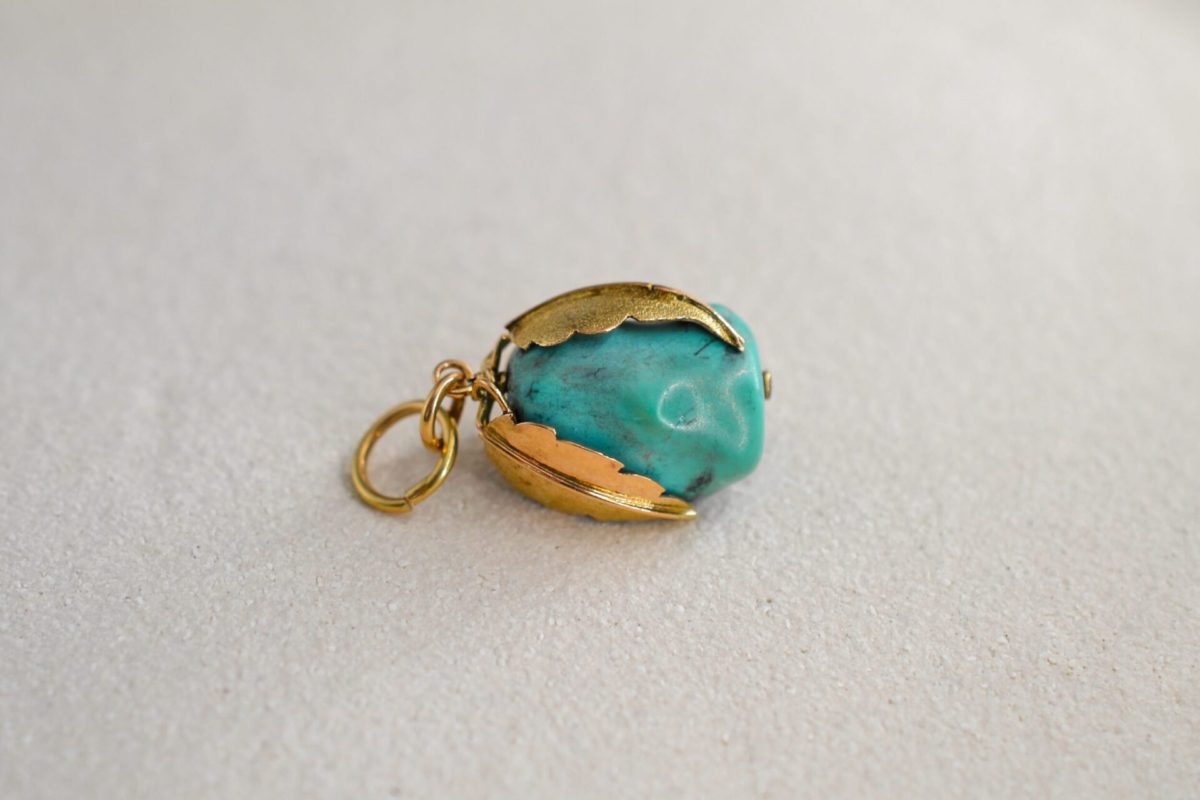 pendentif en forme de fruit decore d une turquoise - pendentif retro