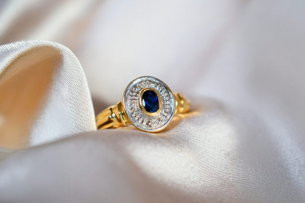 Bague en Or deux tons centree d un saphir souligne de diamants - bague ancienne