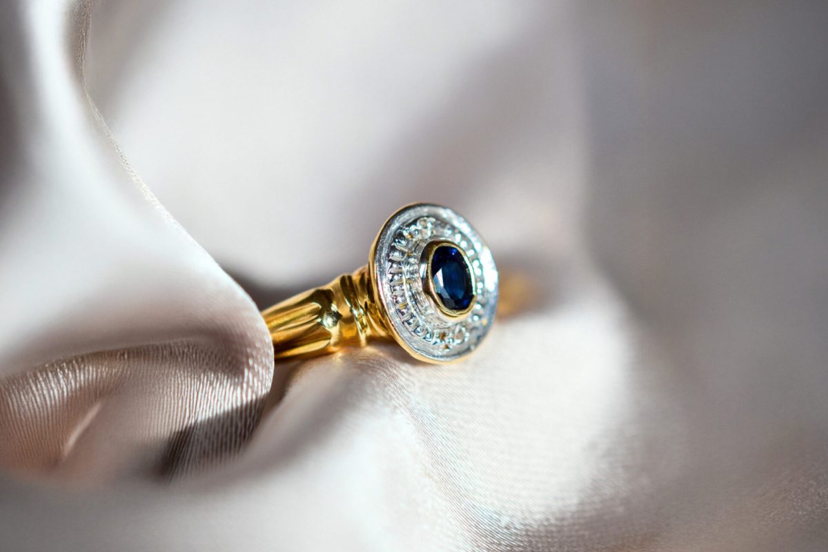 Bague en Or deux tons centree d un saphir souligne de diamants - bague vintage