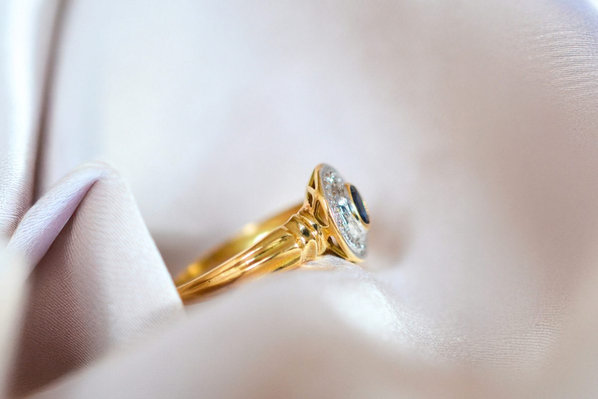 Bague en Or deux tons centree d un saphir souligne de diamants - bague de fiancailles