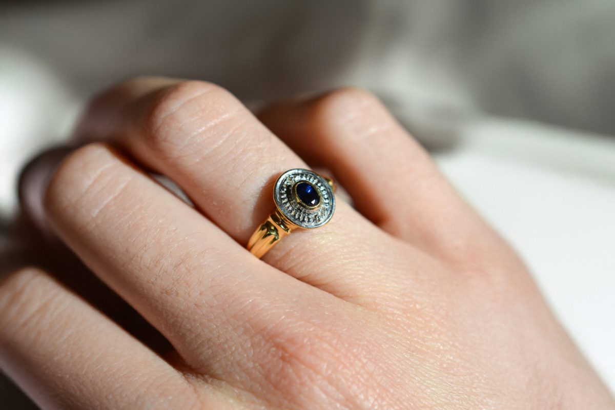 Bague en Or deux tons centree d un saphir souligne de diamants - bague femme