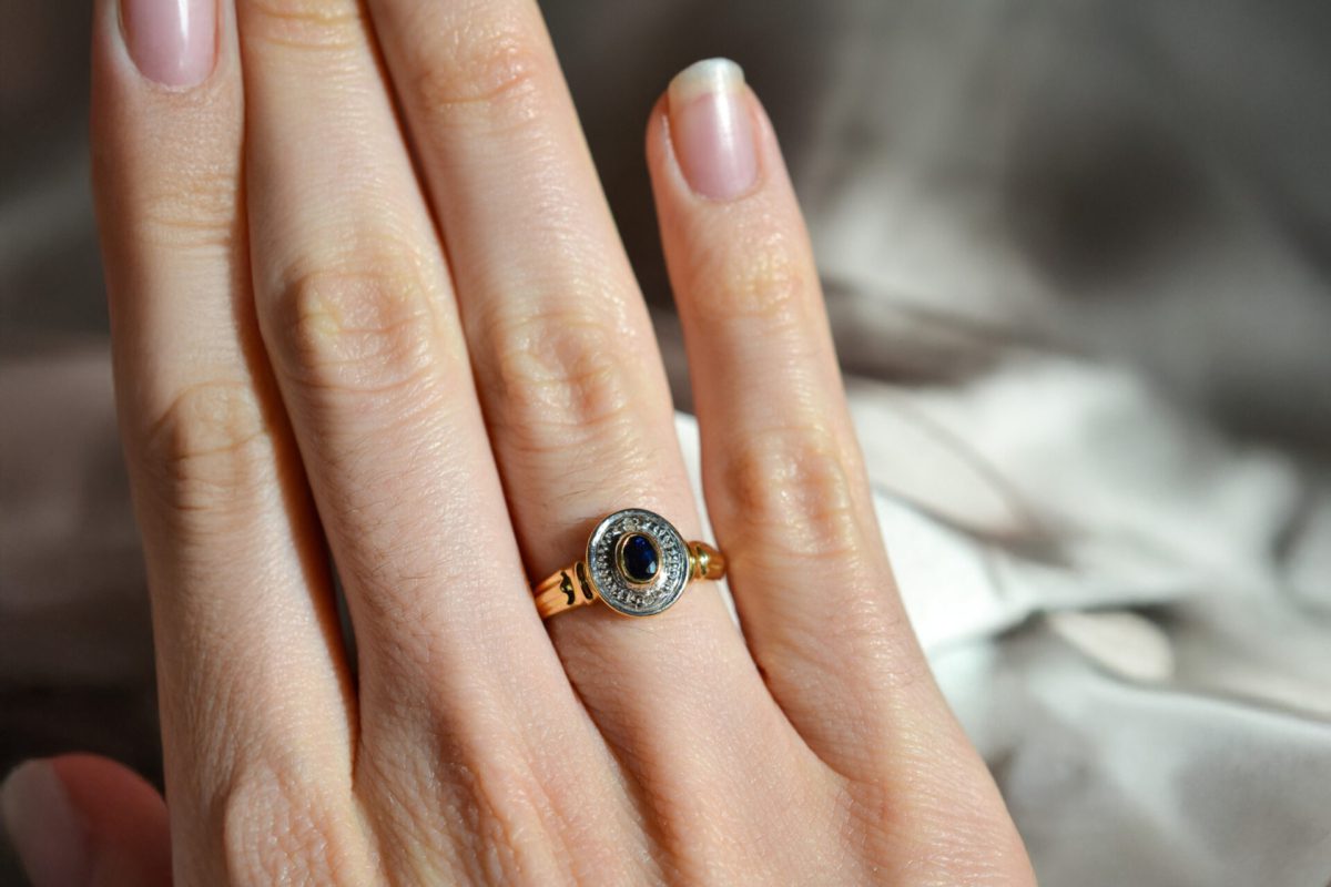 Bague en Or deux tons centree d un saphir souligne de diamants - bague de seconde main