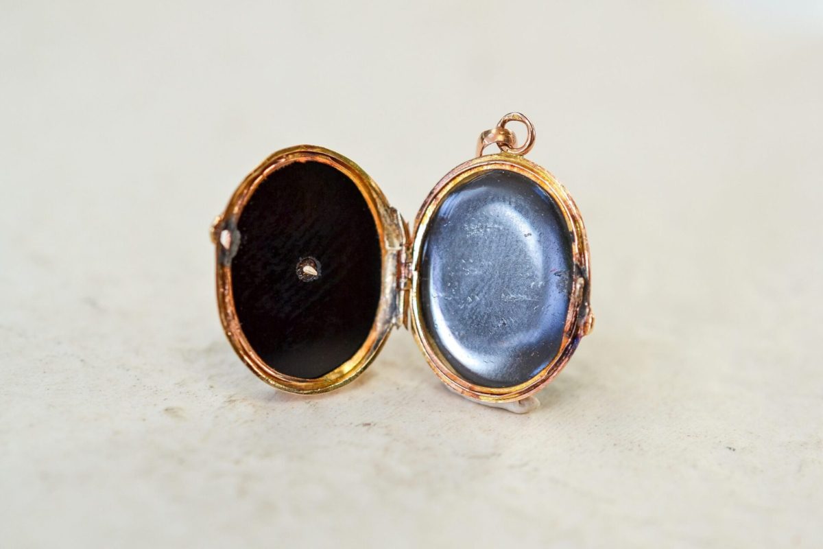 Medaillon Onyx a motif ecusson en Or - pendentif de seconde main