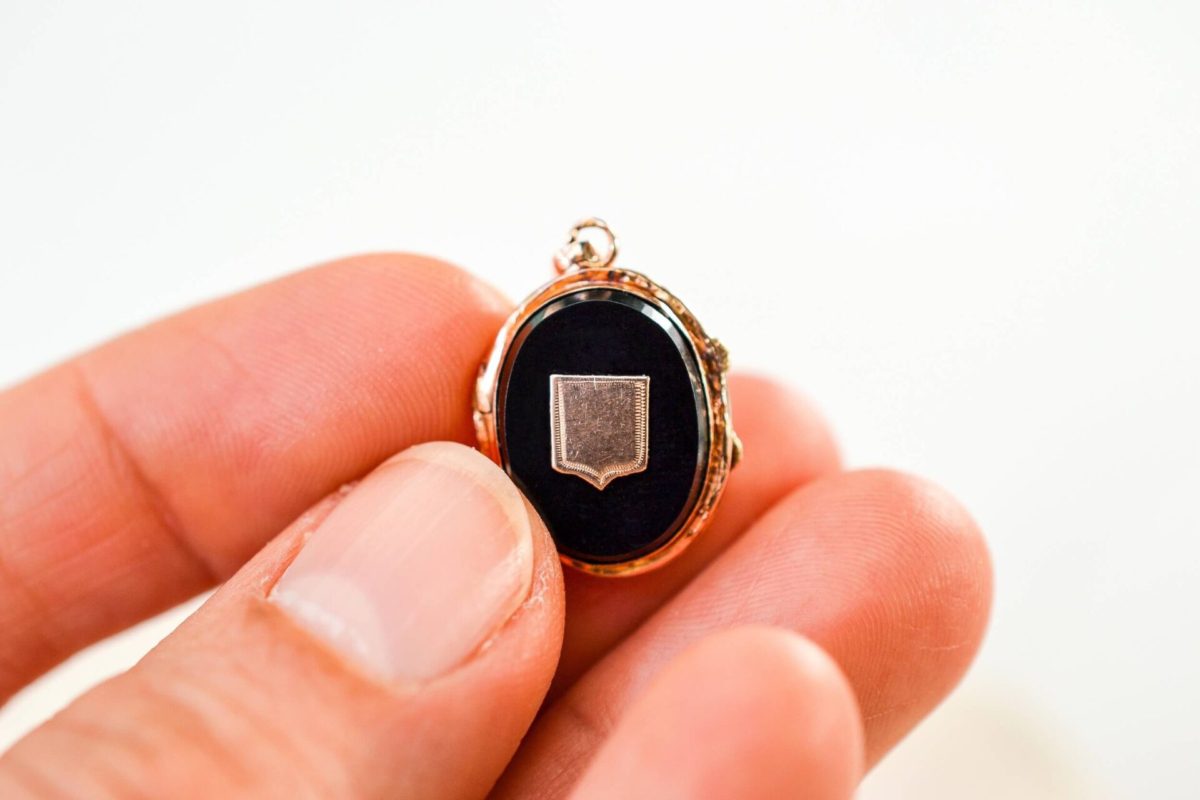 Medaillon Onyx a motif ecusson en Or - pendentif femme