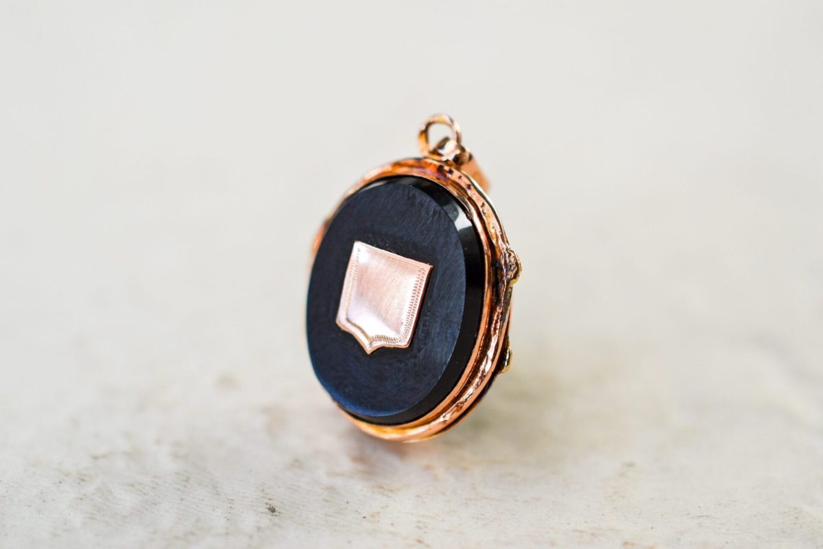 Medaillon Onyx a motif ecusson en Or - pendentif ancien