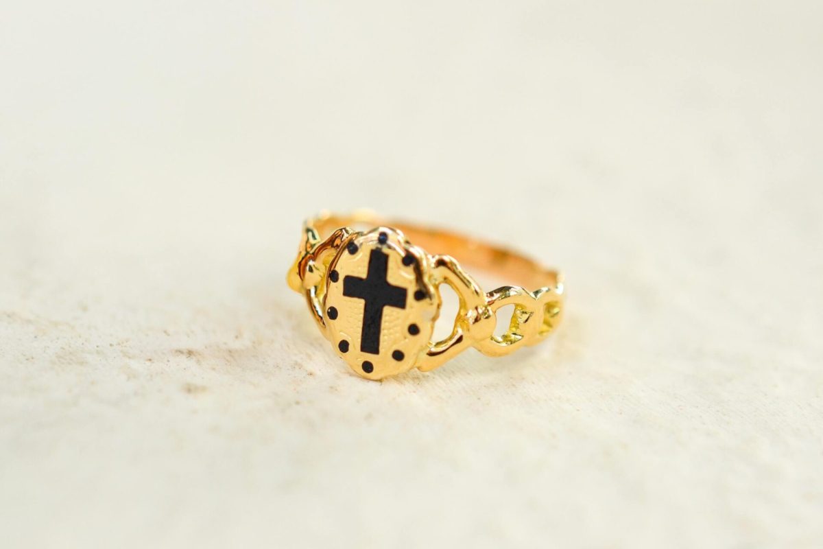 Bague de sentiment à motifs email Croix latine - bague ancienne