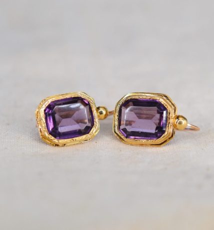 Paire de dormeuses en Or jaune centree chacune d une pierre d imitation octogonale - boucles d oreilles anciennes