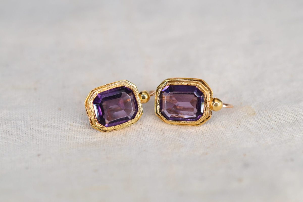 Paire de dormeuses en Or jaune centree chacune d une pierre d imitation octogonale - boucles d oreilles vintage