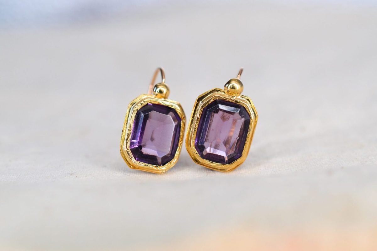 Paire de dormeuses en Or jaune centree chacune d une pierre d imitation octogonale - boucles d oreilles retro