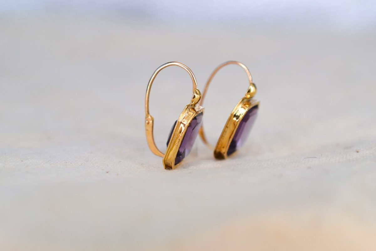 Paire de dormeuses en Or jaune centree chacune d une pierre d imitation octogonale - boucles d oreilles de seconde main