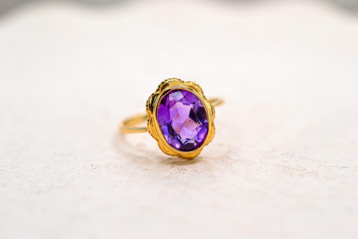 Bague en Or jaune ornee d une amethyste en serti clos - bague ancienne