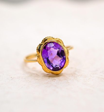 Bague en Or jaune ornee d une amethyste en serti clos - bague ancienne
