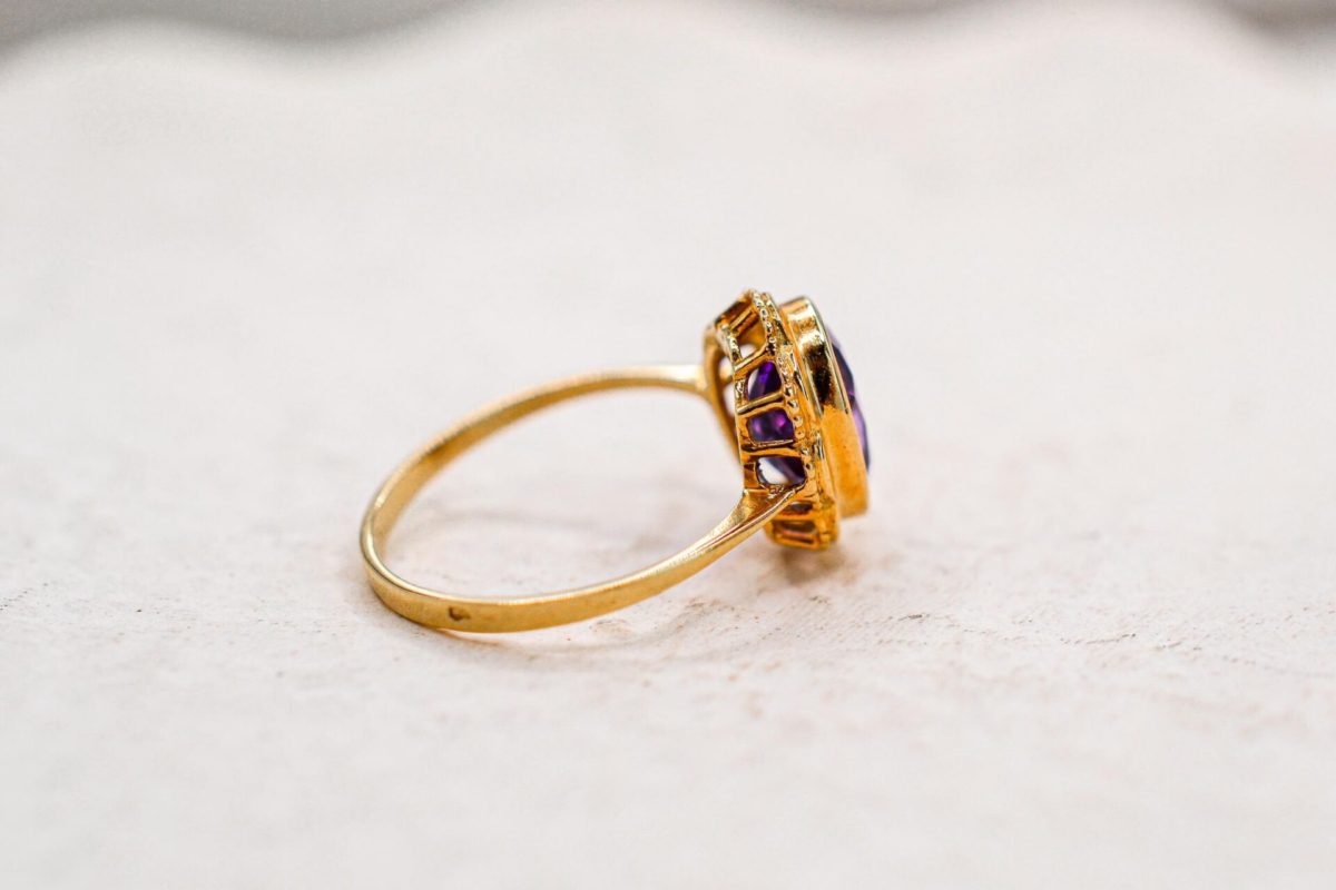 Bague en Or jaune ornee d une amethyste en serti clos - bague vintage