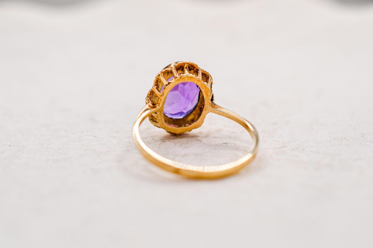 Bague en Or jaune ornee d une amethyste en serti clos - bague femme