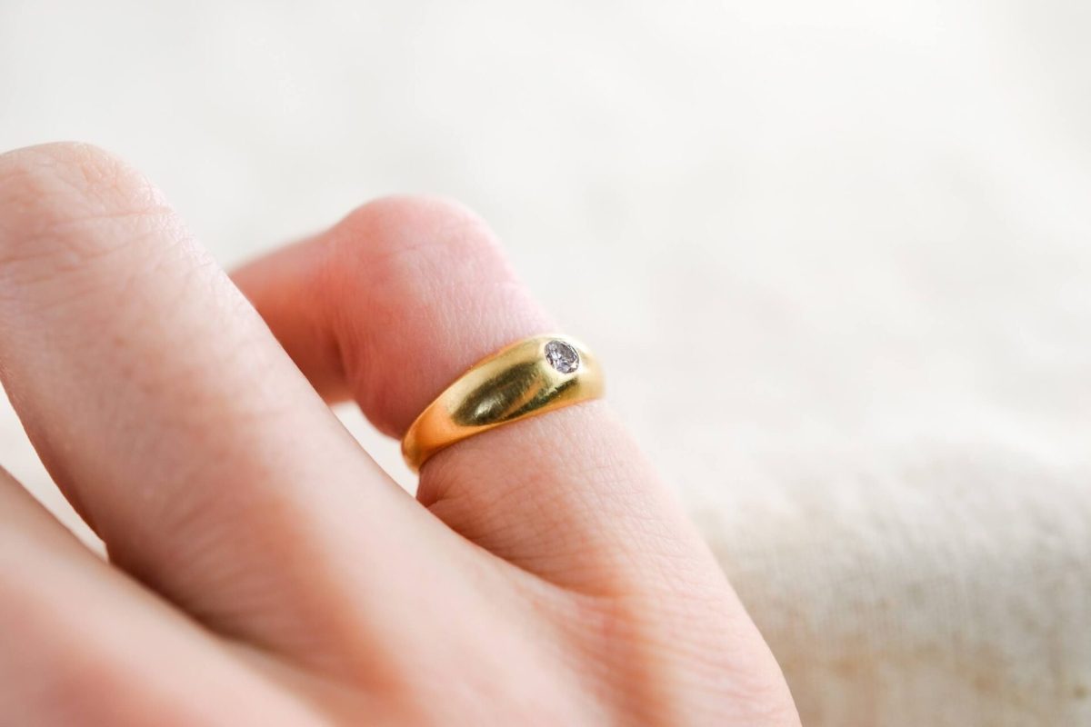 Bague jonc en Or jaune sertie d un diamant - bague femme