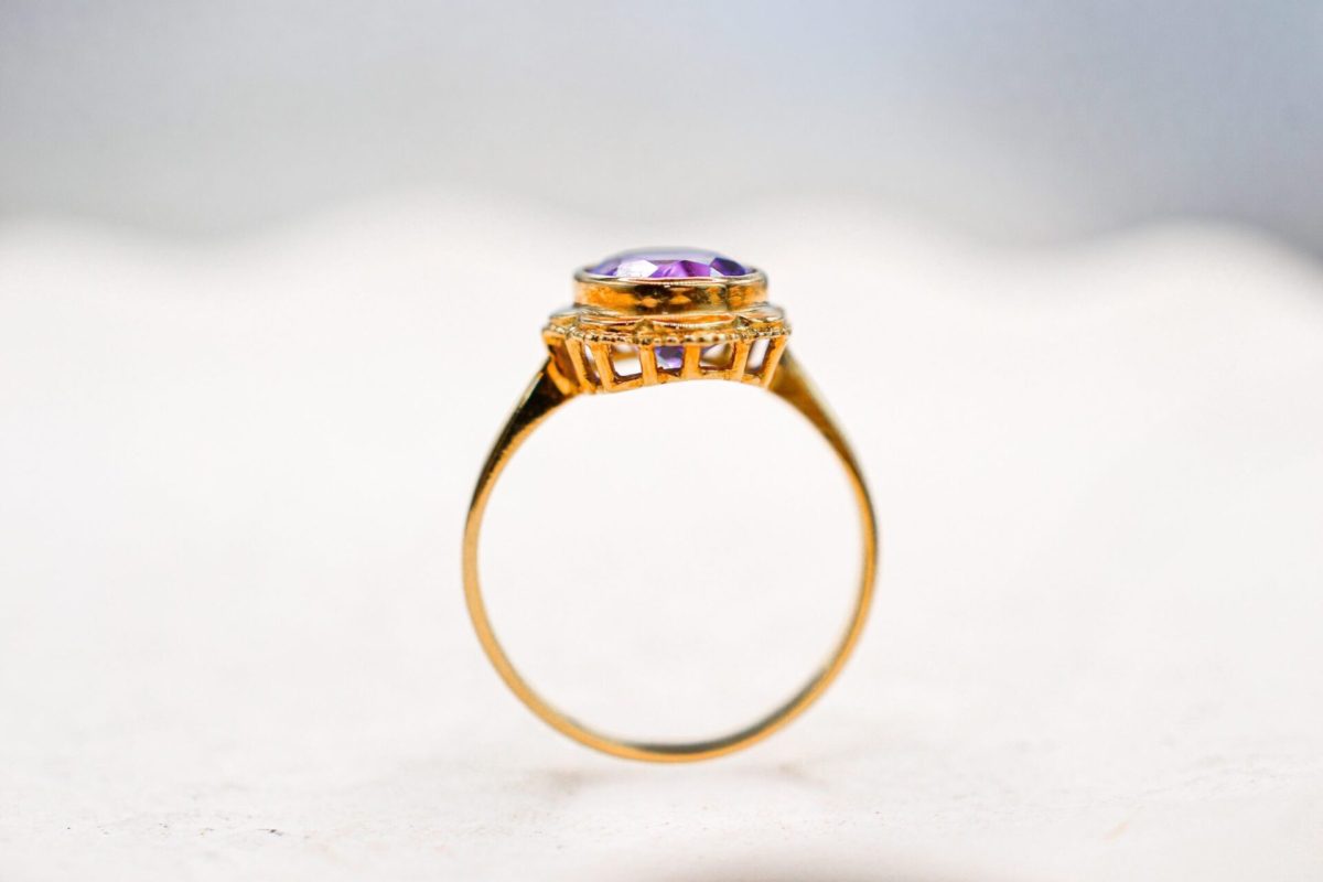 Bague en Or jaune ornee d une amethyste en serti clos - bague retro