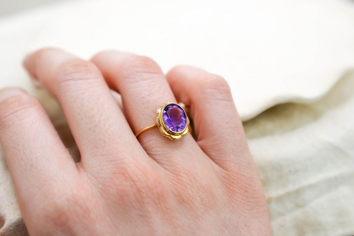 Bague en Or jaune ornee d une amethyste en serti clos - bague de seconde main